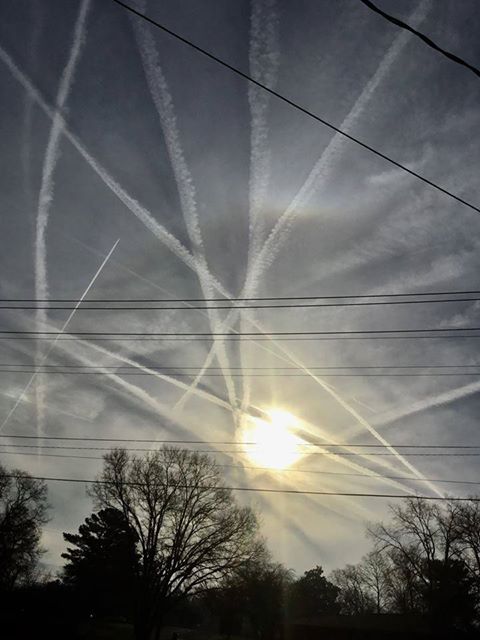 Luft- und Raumfahrttechniker spricht über Chemtrails