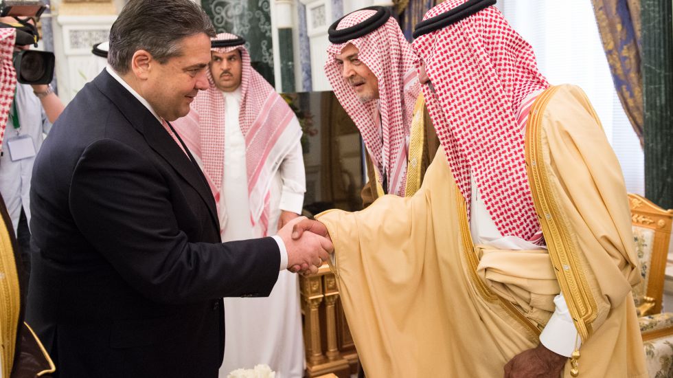 Sigmar Gabriel genehmigt Waffenexporte nach Saudi-Arabien