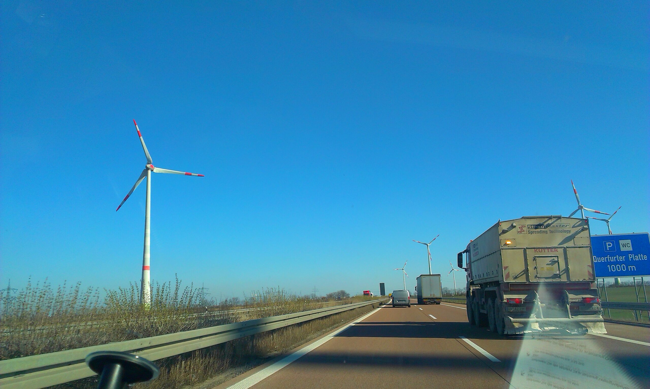 Windräder an der Autobahn IMAG1141