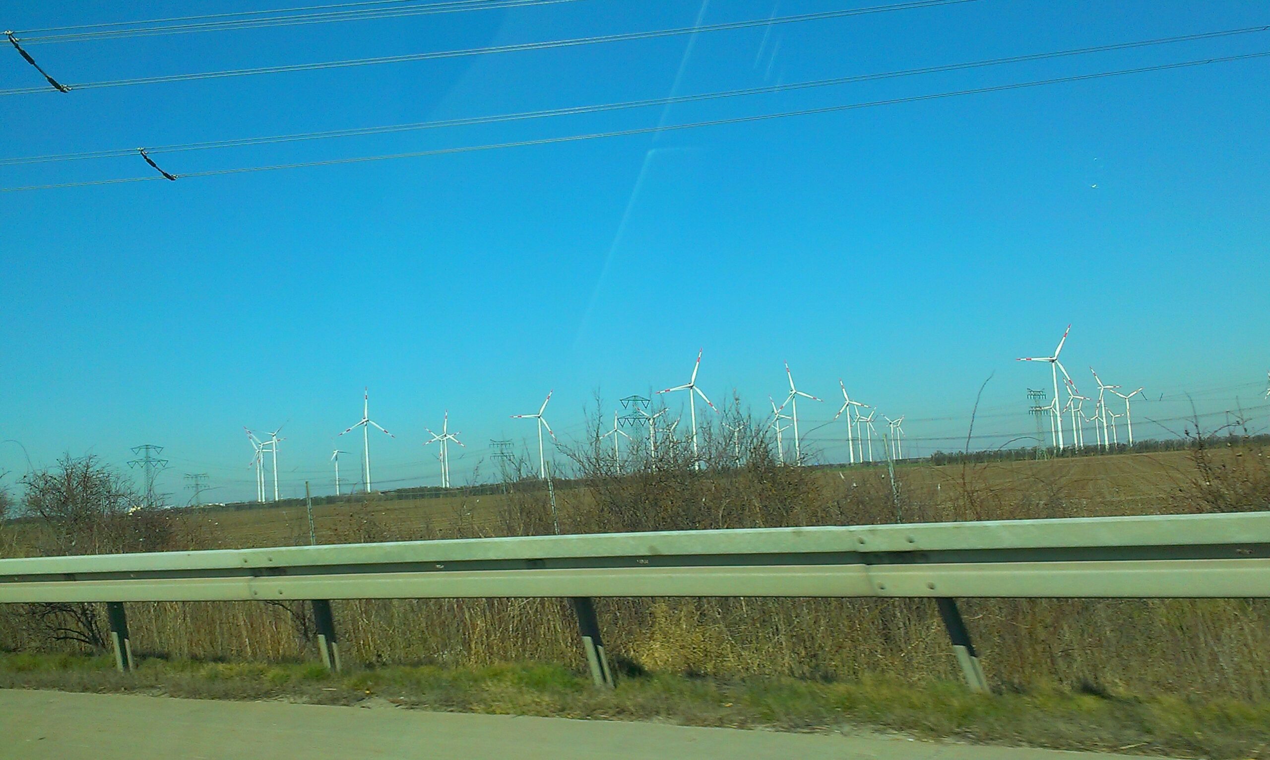 Windräder an der Autobahn IMAG1162