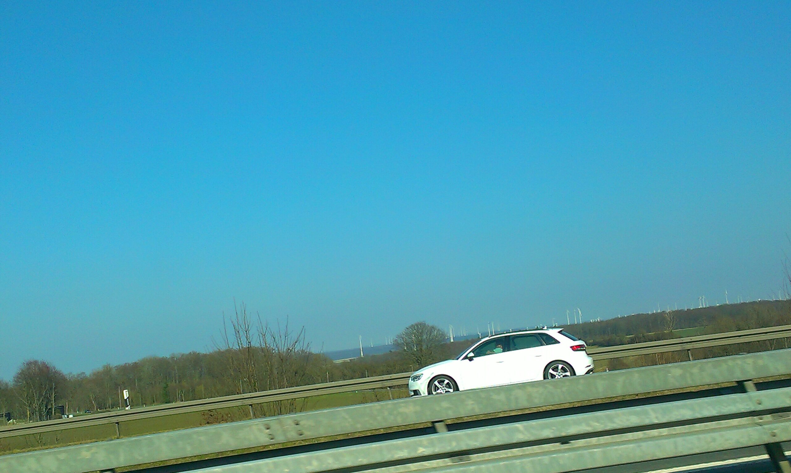 Windräder an der Autobahn IMAG1167